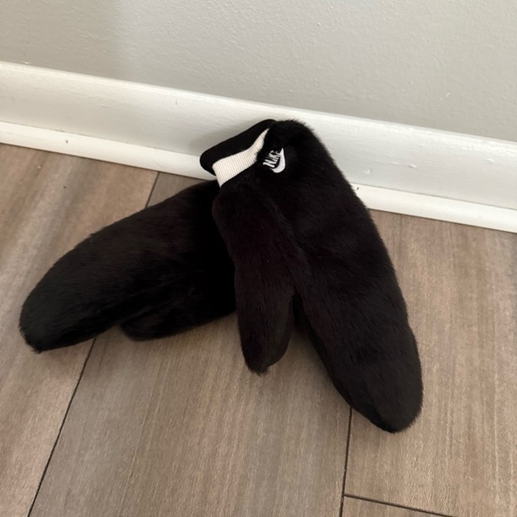 Nike women’s faux fur fleece mittens black white xs/s - Picture 5 of 6